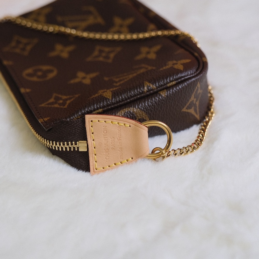 Louis Vuitton Pochette Accessoires
Monogram Mini Brown - Picture 3 of 5